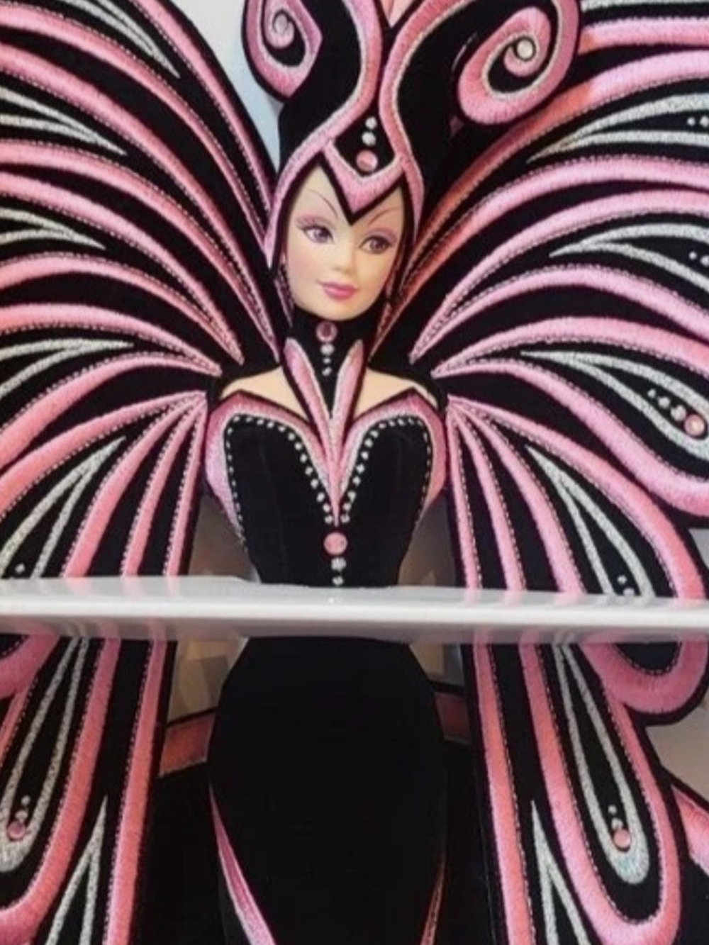 Le Papillon Bob Mackie Barbie - Picture 2 of 4